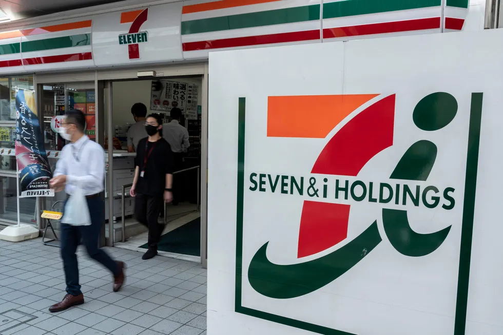 Kanadiske Alimentation Couche-Tard ønsker å overta Seven & i, som driver 7-Eleven i Japan.