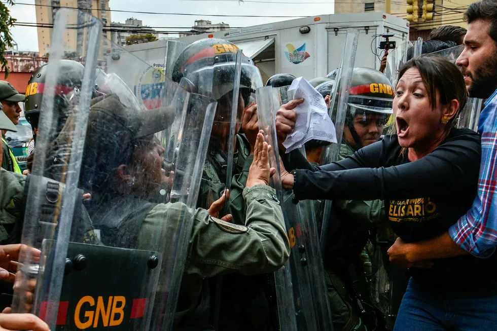 Sammenstøtene mellom demonstrantene, politi og militære har til tider vært voldelige. Foto: JUAN BARRETO/AFP/NTB Scanpix