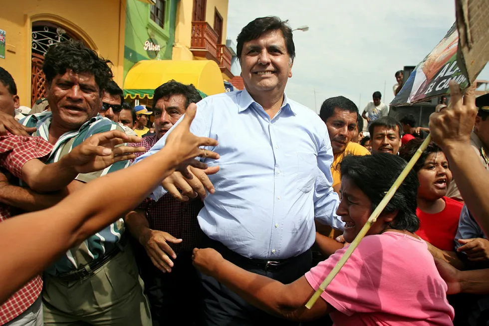 FILE PHOTO: Peruvian presidential candidate Alan Garcia (C) greets supporters during a campaign rally in Catacaos, Piura, Peru May 30, 2006. REUTERS/Mariana Bazo/File Photo
