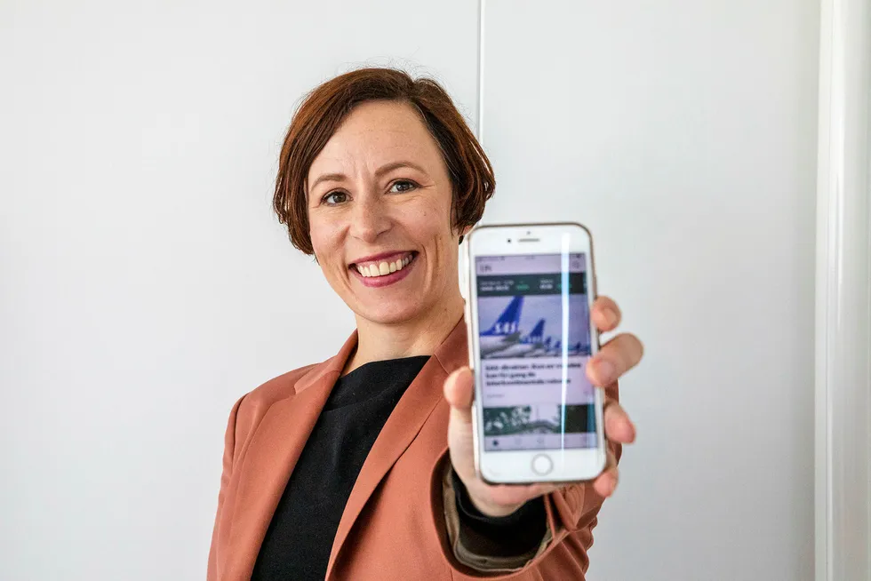 Redaktør for publisering og visuell journalistikk, Ingeborg Volan, viser frem den nye mobilappen som lanseres i disse dager.