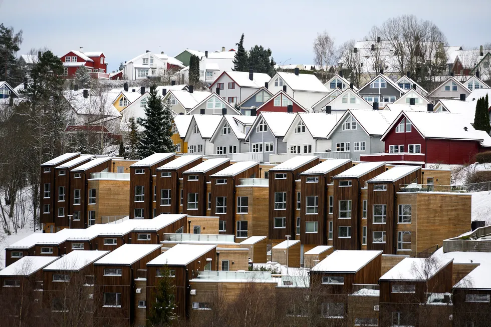 Det er tett mellom boligene i Oslo, men likevel er det altfor få til å dekke etterspørselen. Det gir sterkt økende priser.