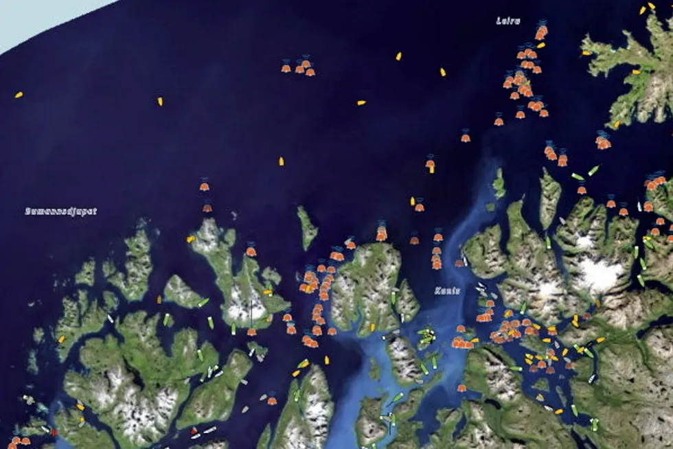 Alle de røde prikkene viser fiskeredskaper i AIS-systemet. Snart blir dette forbudt.