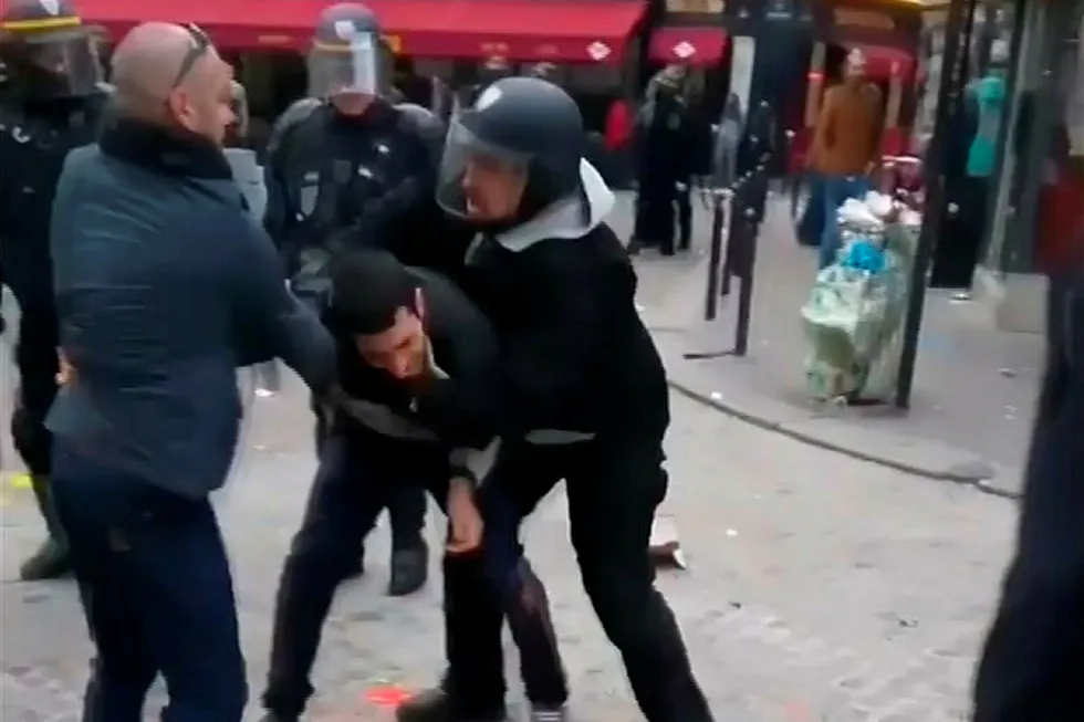 En film viser en av president Emmanuel Macrons øverste sikkerhetsfolk, Alexandre Benalla (til høyre) banke opp en demonstrant i Paris 1. mai. Saken er blitt en stor skandale i Frankrike. Foto: Nicolas Lescaut / AP / NTB Scanpix