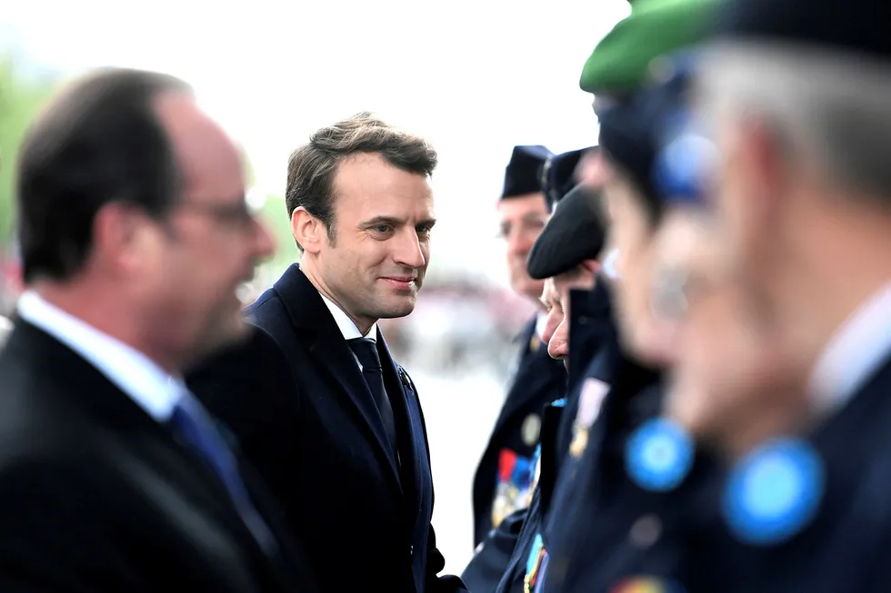 Tidligere president Francois Hollande (t.v) and Frankrikes nye president Emmanuel Macron. Foto: POOL/Reuters/NTB scanpix