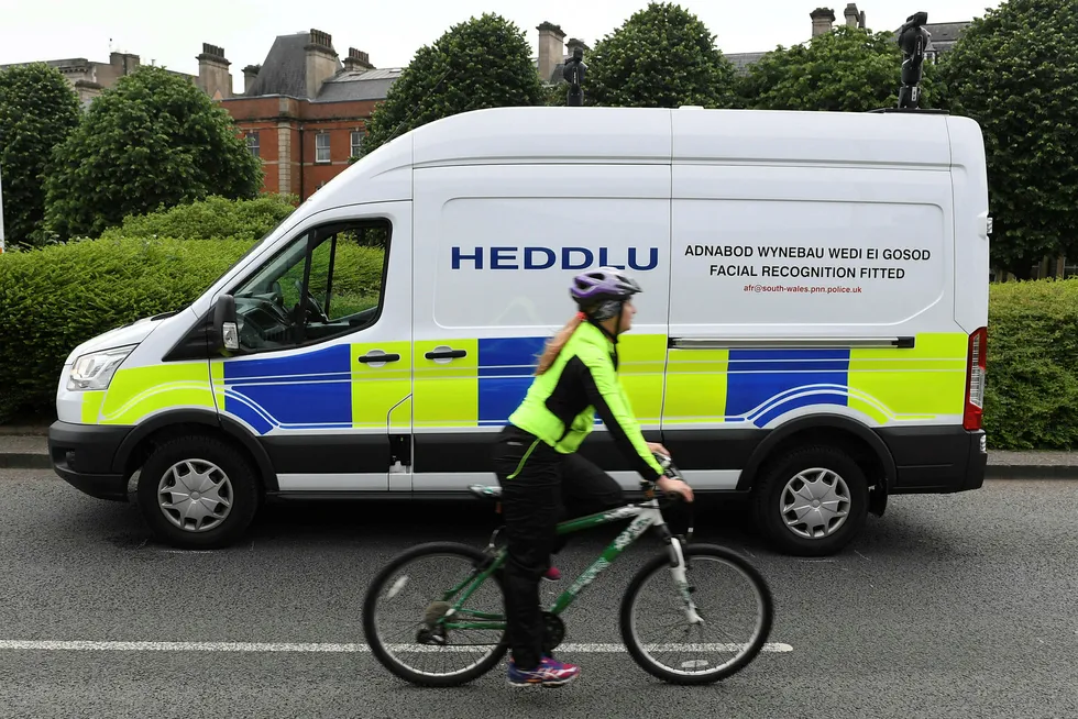 Siden 2017 har det walisiske politiet i blant annet Cardiff benyttet seg av ansiktsgjenkjenning mot kriminalitet. I forbindelse med Champions League-finalen i byen sommeren 2017 kjørte politiet rundt i byen med kamera og skannet publikum.