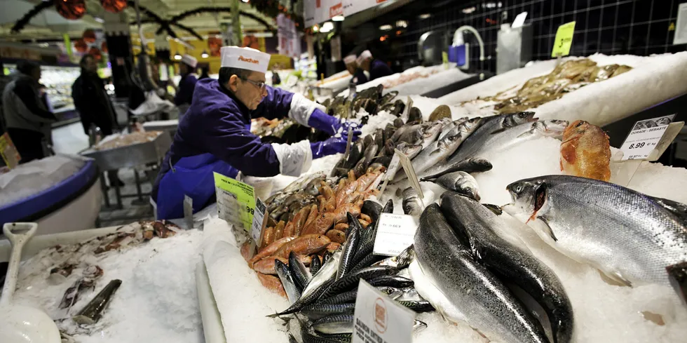 Bilde fra fiskedisken på supermarkedkjeden Auchans butikk i Lille. Denne uken faller lakseprisene.