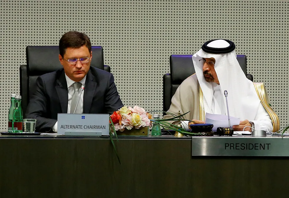 Russlands energiminister Alexander Novak and Saudi Arabias energiminister Khalid al-Falih på en pressekonferanse i Wien torsdag denne uken. Foto: NTB/Scanpix/REUTERS