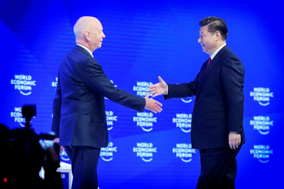 Kinas president Xi Jinping og grunnlegger og daglig leder for World Economic Forum, Klaus Schwab ønsker hverandre lykke til under toppmøtet i Davos. Foto: FABRICE COFFRINI/AFP/NTB Scanpix