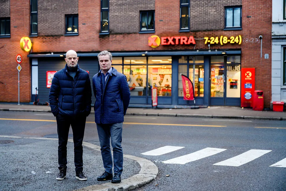 Denne Extra-butikken i Sannergata i Oslo er ett av lokalene Coop frykter de kan miste til Norgesgruppen. Her er Coops kommunikasjonsdirektør Bjørn Takle-Friis sammen med Jon Kvisli Østmoe som jobber med kontrakter for Coop.