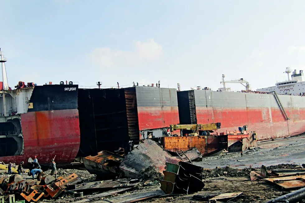 I Juni meldte Nordic American Tankers om salg av norske skip. Skipet som tidligere het «Nordic Saturn» har endt opp på stranden i Chittagong. I bakgrunnen sees skipet.