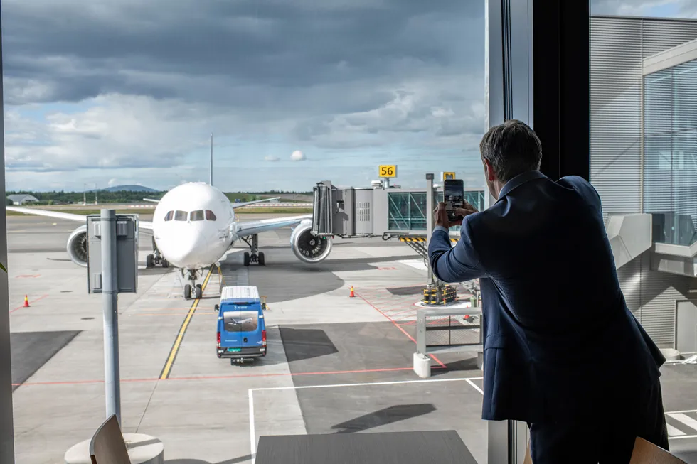Bjørn Tore Larsen i Norse Atlantic Airways var klar til første avgang fra Oslo lufthavn tirsdag. Han foreviget selv øyeblikket med et bilde før avgang.