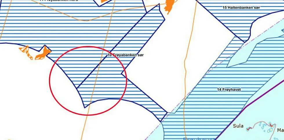 Den røde ringen viser omtrent hvor Salmars Mariculture ønsker å plassere den nye havmerden. De orange områdene viser oljefelt.