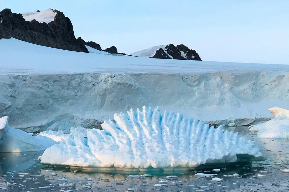 Iskappen som dekker Antarktis, smelter raskere enn det forskerne har antatt. Foto: AP / NTB scanpix