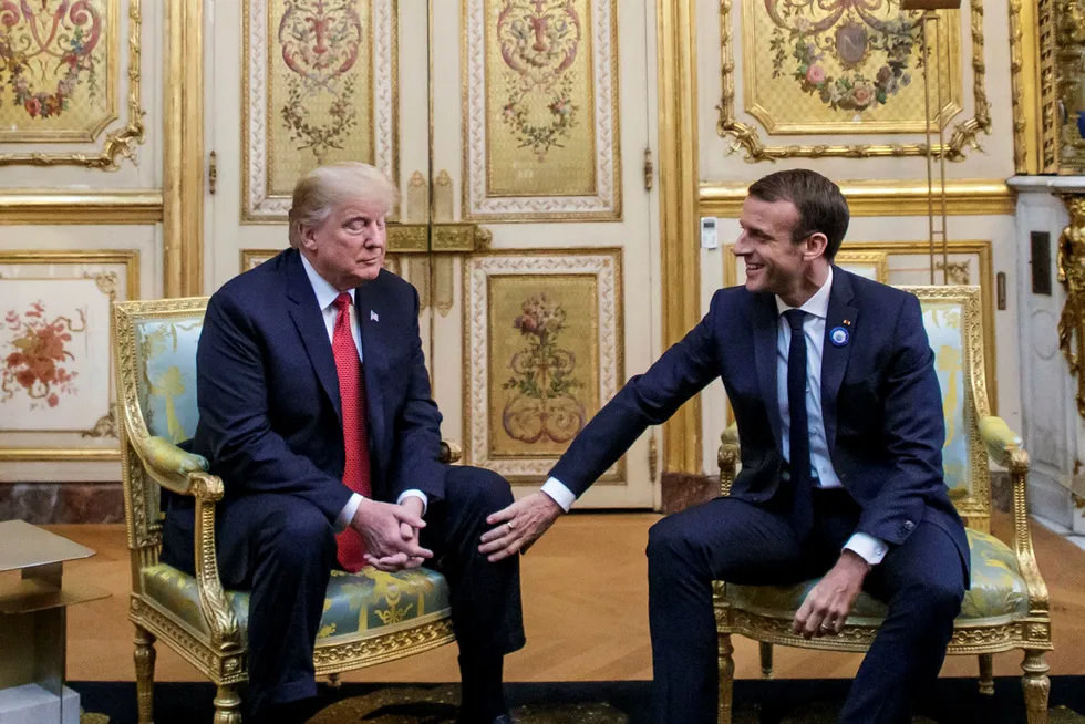 Frankrikes president Emmanuel Macron forsøkte å slå an en vennskapelig tone da han la sin hånd på USAs president Donald Trumps kne før de to innledet samtaler i Paris lørdag.