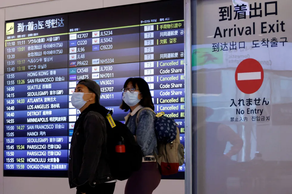 Japan åpnet på tirsdag grensene for turister – for første gang siden nedstengningen da pandemien rammet vinteren 2020. Kina fastholder på nullsmittestrategien og grensene er stengt for nesten alle. Det rammer også den økonomiske aktiviteten.