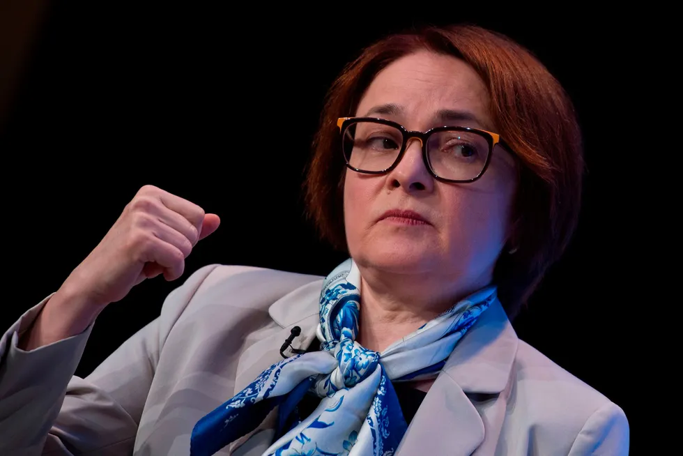 Russlands sentralbanksjef Elvira Nabiullina holder foreløpig stand.