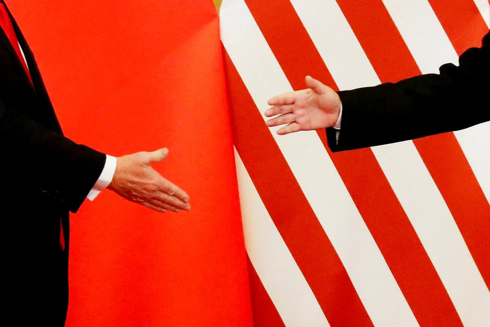 Kinas president Xi Jinping skal være villig til å strekke seg langt for å få til en løsning i handelskrigen med USA. Her håndhilser Xi, til høyre, på president Donald Trump ved fjorårets møte i Beijing.