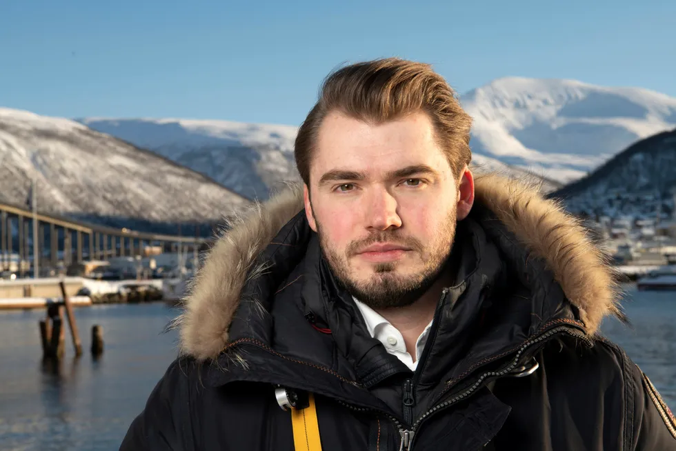 Ola Knapp Pedersen (27) er advokatfullmektig i Tromsø. Han ble koronapermittert fra jobben i KPMG. Nå har han ny jobb.