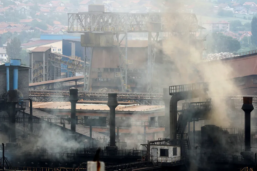 Utslipp av klimagasser skaper store problemer for økonomien og folks helse, skriver artikkelforfatteren. Her fra en stålfabrikk i Bosnia. Foto: Almir Alic/AP/NTB Scanpix