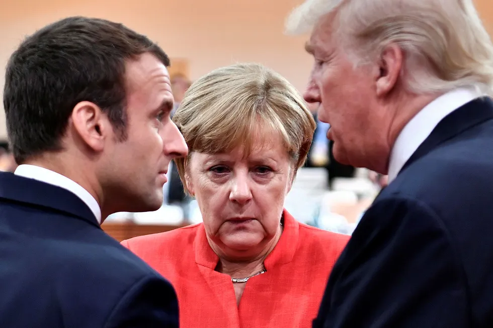Tysklands statsminister Angela Merkel var vert for G20-toppmøtet. Her er hun i diskusjon med Frankrikes president Emmanuel Macron og USAs president Donald Trump. Foto: John MacDougall