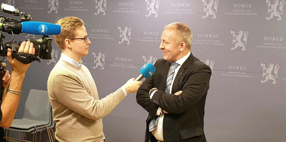 Fiskeri- og sjømatminister Geir-Inge Sivertsen (H) mener nyheten er positiv for norske sjømateksportører. Her blir han intervjuet av NRK etter presentasjon av trafikklyssystemet tidligere denne uken.