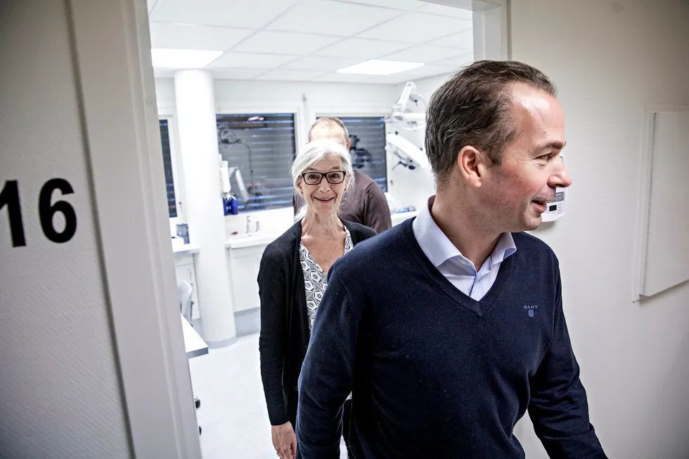 Wenche Hagaløkken, daglig leder i Tannlegesenteret, har solgt til Christoffer Heleander (delvis skjult) og Stefan Kullgren i Oral Care Nordic.