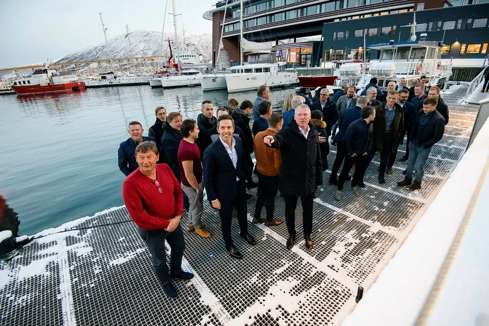 Fiskerne går mot regjeringens forslag om statlig kvotebank. Her er rederne i Fiskebåt Nord samlet til møte i Tromsø havn om kvotemeldingen fra regjeringen. Fremst går administrerende direktør Audun Maråk i havfiskernes organisasjon Fiskebåt (til høyre), Marius Ytterstad, styreleder i Fiskebåt Nord (midten) og Jørn Oddvar Majala (i rød genser til venstre) i Silfaks Fiskebåtrederi.
