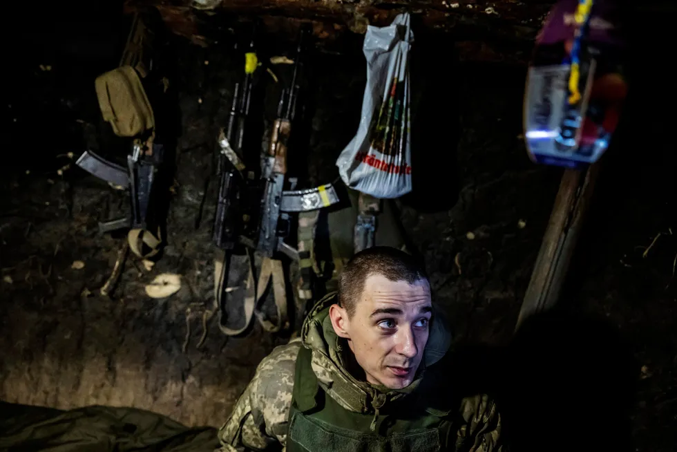 – Ukraina trenger militært påfyll av ammunisjon, artillerigranater og missiler til missilsystemene de har fått. Der er det god vilje. Problemet er at produksjonskapasiteten ikke er stor nok, sier utenriksminister Espen Barth Eide. Her er ukrainske soldater ved frontlinjen nær byen Marinka.