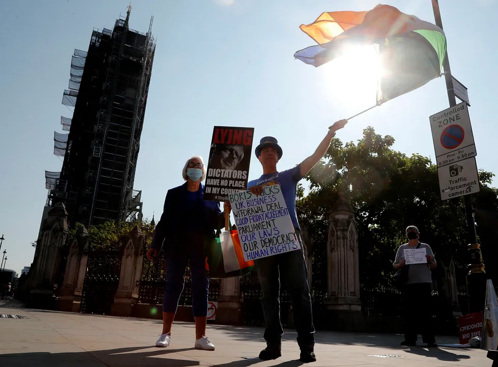 EU-vennlige demonstranter stilte seg opp nær Parlamentet i London mandag i protest mot regjeringens lovforslag som inneholder punkter i strid med utmeldingsavtalen.