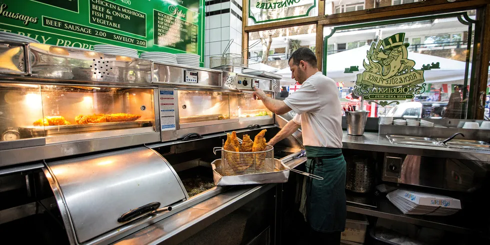 Bransjeorganisasjonen Sjømat Norge ser store muligheter i den forestående handelsavtalen med Storbritannia. Her fra en av de mange Fish and chips-sjappene i London, der norsk hyse er etterspurt i den tradisjonelle retten.