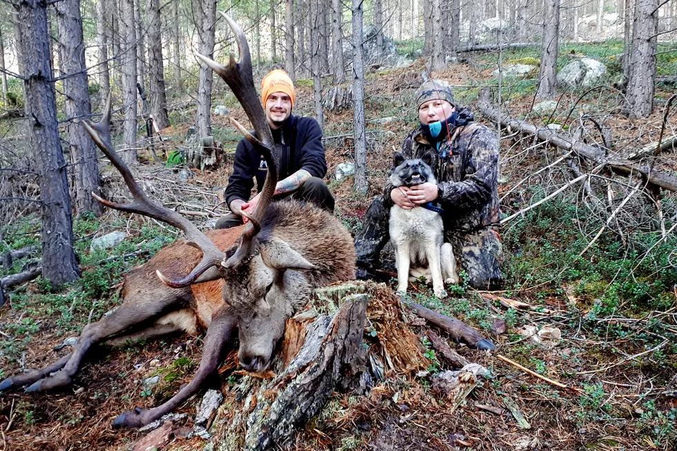 Jaktkameratene fra venstre: Thomas Eiesar (30) og Egil Rune Skogum (49) poserte sammen med kronhjorten rett etter den ble skutt i Skjåk 3. oktober i fjor. Nå krangler de om hvem som skal få geviret.