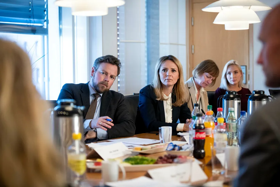 Næringsminister Torbjørn Røe Isaksen og likestillingsminister Linda Hofstad Helleland møtte rekrutteringsbransjen mandag.
