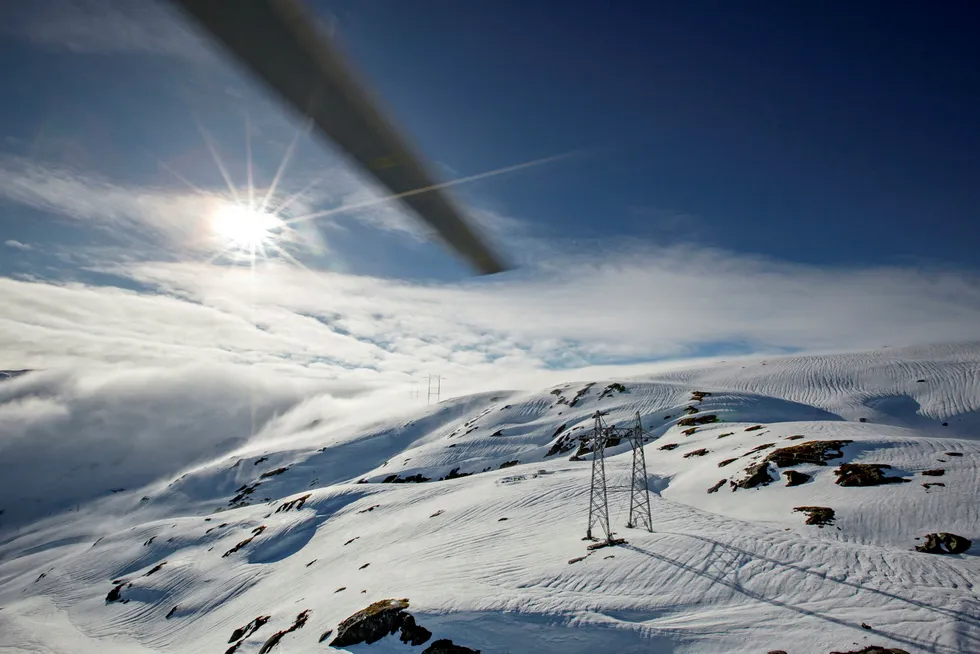 Lite snø i fjellet er en av årsakene til at strømprisene trolig vil holde seg høye en god stund fremover.