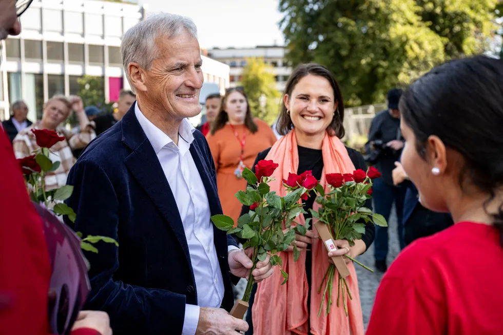 Statsminister Jonas Gahr Støre og Kari Nessa Nordtun i Stavanger da hun var ordfører. Nå er hun kunnskapsminister og sterkt bekymret for de oppvoksende slekter, «ungene våre».