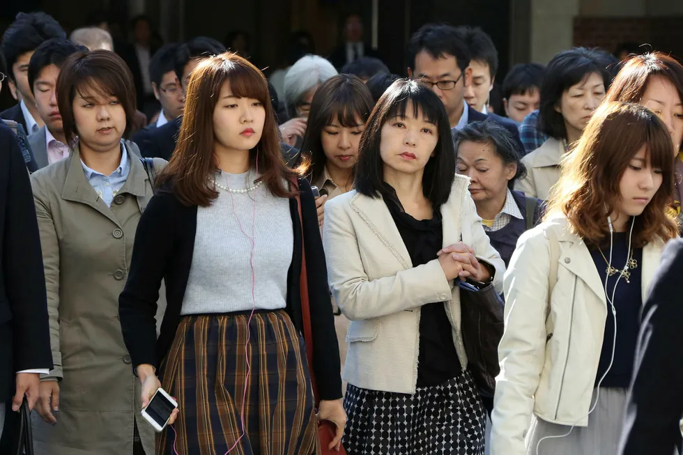 Yrkesdeltagelsen hos kvinner i Japan er den laveste av industrilandene. Statsminister Shinzo Abe og regjeringen forsøker å få flere ut i jobb etter at de har fått barn for å skape bærekraftig økonomisk vekst. Foto: Koji Sasahara/AP/NTB Scanpix