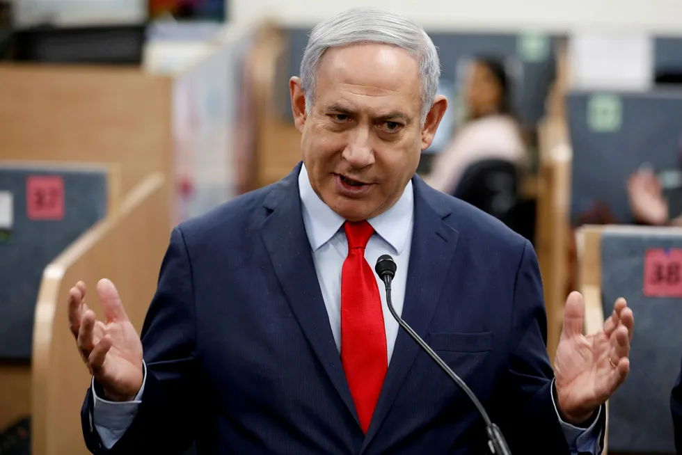 Israels statsminister Benjamin Netanyahu har skaffet seg et hemmelig våpen mot koronaviruset. Han har også beordret full nedstengning i landet.