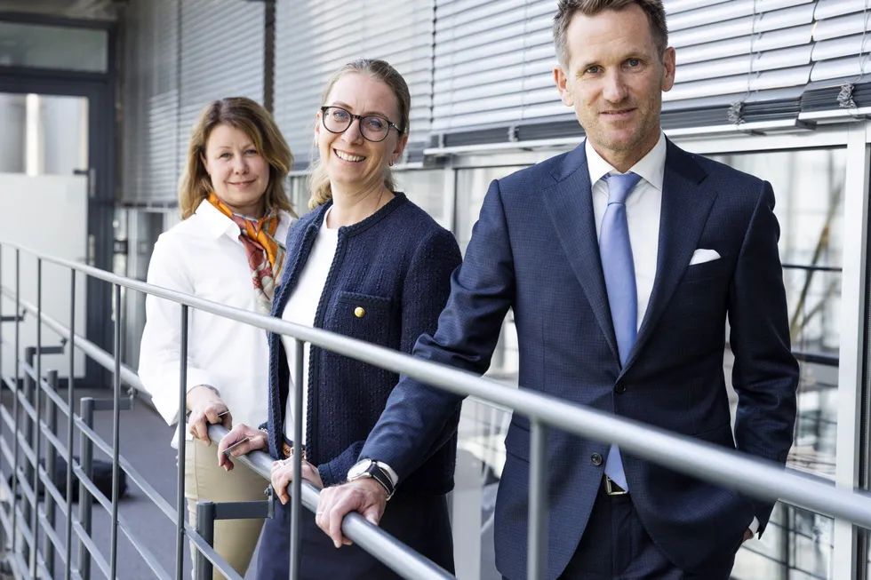 Maria Granlund (til venstre), Henrik Emil Høyerholt og Anna-Karin Hempel forvalter Alfred Bergs nordiske høyrentefond.