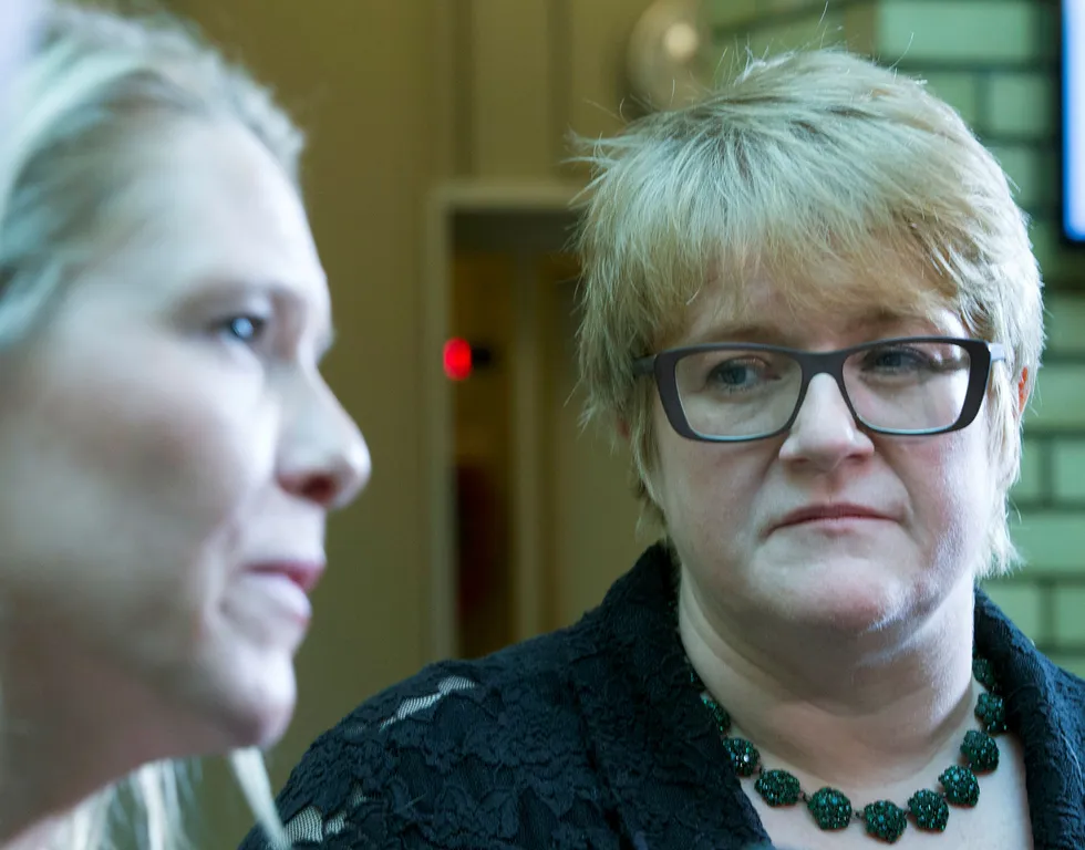 Avtroppende Venstre-leder Trine Skei Grande kommer med sin politiske selvbiografi i november. Der kommer hun blant annet med sterk kritikk av tidligere regjeringskollega Sylvi Listhaug (Frp).