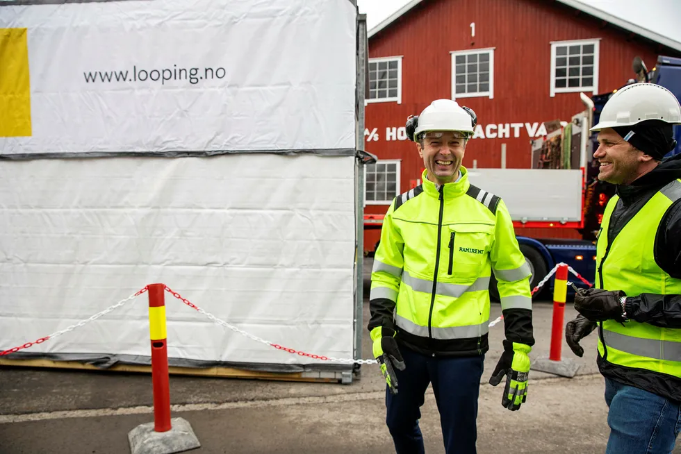 – Gjenbruksemballasjen på brakkemodulene slik vi bruker dem kan brukes i flere år, sier administrerende direktør Øyvind Emblem i Ramirent (til venstre). Til høyre Jens Brustad, daglig leder og gründer i plastselskapet Looping.