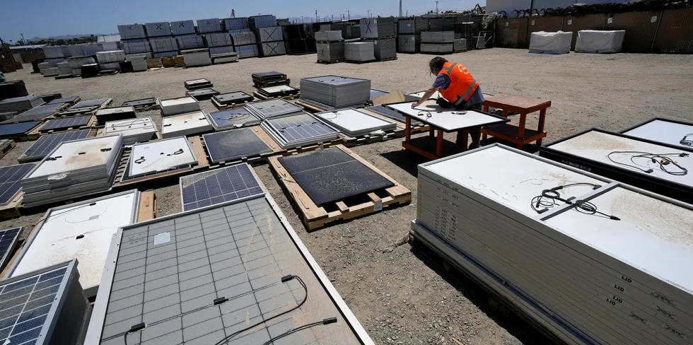 Et brukt solcellepanel sjekkes av Dwight Clark, en av de ansatte ved We Recycle Solar i Yuma i delstaten Arizona. Anlegget får inn kasserte paneler fra en rekke steder i USA.