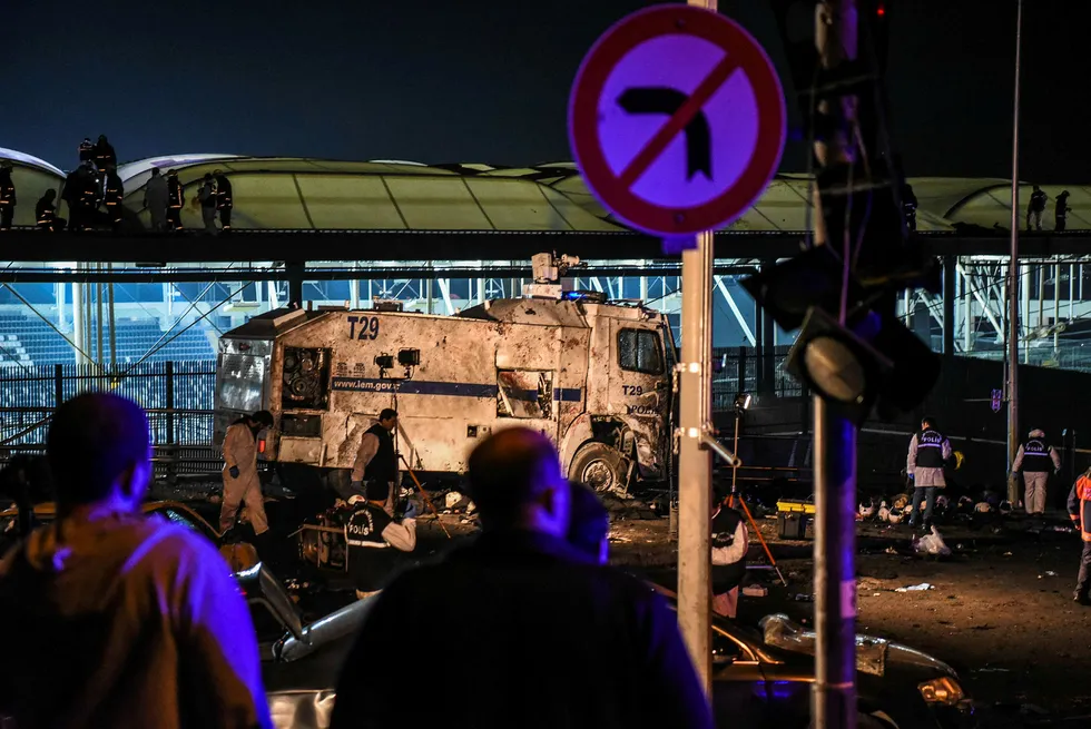 Krimteknikere arbeider på åstedet ved fotballarenaen til storklubben Besiktas, Vodafone Arena stadium. To bilbomber eksploderte i stadionområdet lørdag etter en større kamp. Foto: OZAN KOSE/AFP