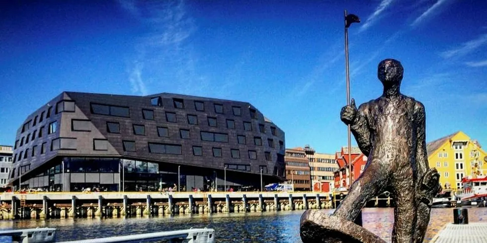 ÅRETS KVALITETSFISKER: Statuetten som Norges Råfisklag deler ut til årets kvalitetsfisker. Her på kaia utenfor Kystens Hus i Tromsø. Foto: Jørn Mikael Hagen