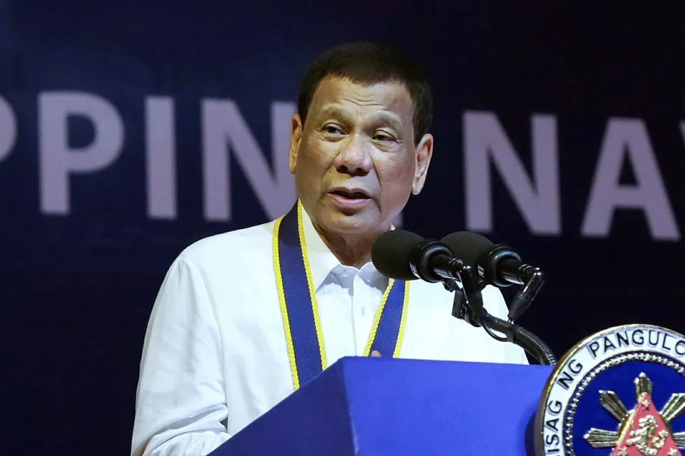 Filippinenes president Rodrigo Duterte reagerer sterkt på en resolusjon vedtatt i FNs menneskerettsråd.