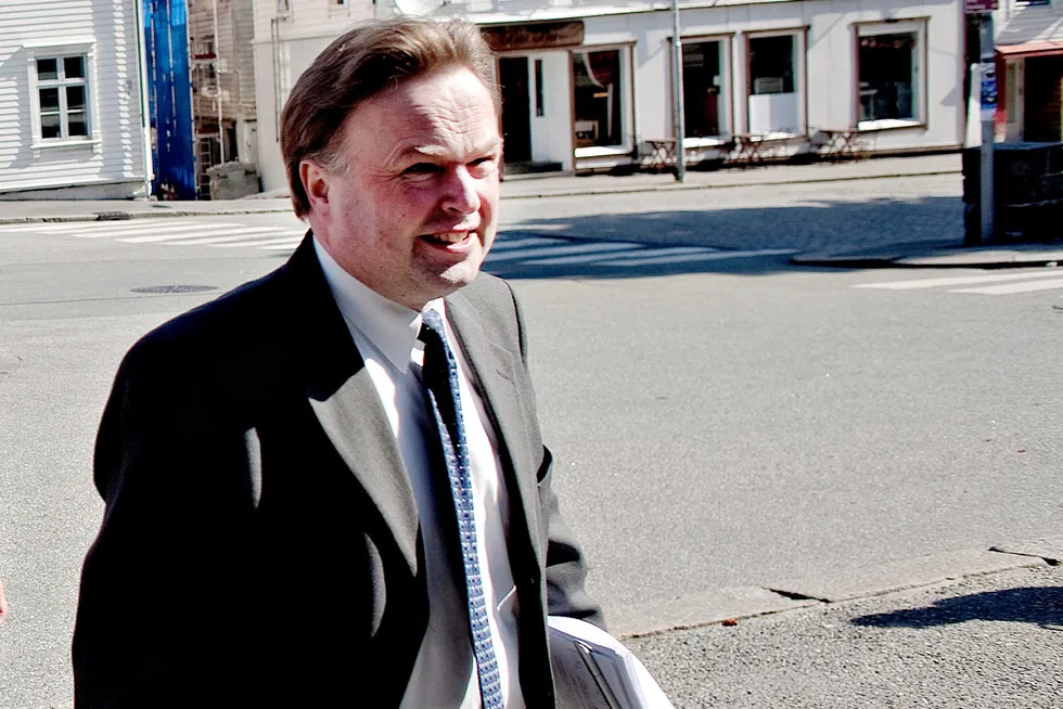 Nylig avgått Schjødt-sjef, Erling Ueland, er kjent som en av landets best betalte forretningsadvokater. Nå må han svare for anklager om å ha tilbudt et millionbeløp til sjefen i Klaveness Marine.