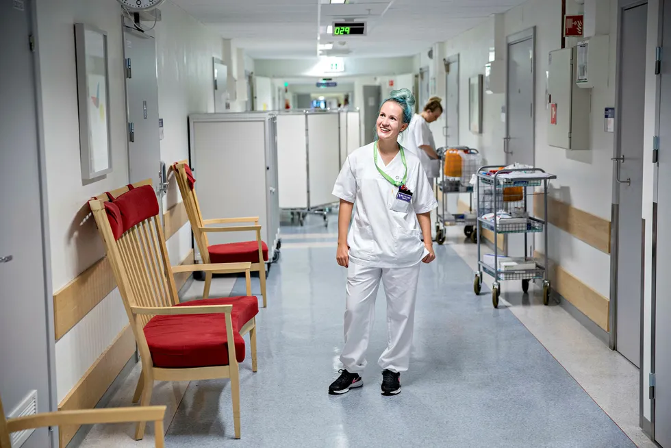 Stine Lise Løite (27) har alltid ønsket å jobbe med mennesker. Hun opplever at mange får jobb som sykepleier etter studiene, og at mange arbeidsgivere er interessert i å rekruttere studenter som har vært i praksis. Foto: Aleksander Nordahl