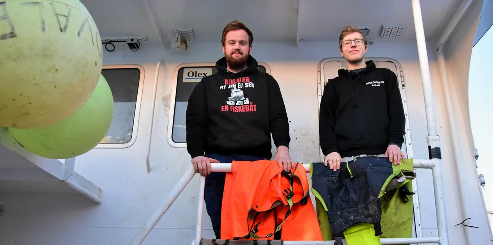 Eier Andreas Betten (21, t.v.) og kompanjongen Marius Roksvåg (21) fra Smøla om bord på den 35 fot store kraftsjarken «Nordvalen».