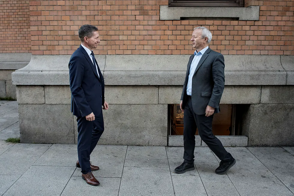 – Totalt planlegger vi å hente inn 1,2 milliarder for utbyggingen av det første anlegget, og Swedbank vil bistå oss i dette arbeidet, sier daglig leder Thomas Skadal i Biozin Holding (til venstre) om biodrivstoffplanene. Til høyre, styreleder Olav Falk-Pedersen i selskapet.