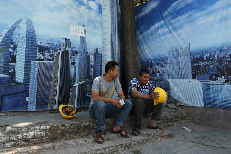 Kina protesterer mot Moody's nedgradering av landets kredittrating. Ratingbyrået er bekymret for gjeldsveksten i Kina, som blant annet går det enorme utbygginger som her i Beijing. Foto: Greg Baker/AFP Photo/NTB Scanpix