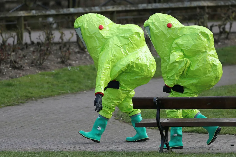 Teknikerne som har etterforsket giftangrepet i Salisbury i England har måttet pakke seg godt inn for å unngå at de utsettes for den farlige nervegiften. Foto: Andrew Matthews/AP/NTB Scanpix