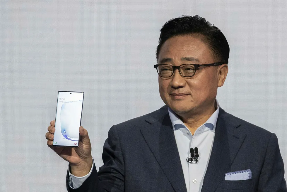 Samsungs sjef for mobildivisjonen, DJ Koh, viser frem Galaxy Note 10 for første gang i New York onsdag 7. august.